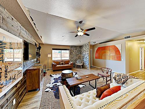 Rawhide Ranch - Walk to Pappy and Harriet's with Hot Tub! home, Yucca Valley (Foto 5)