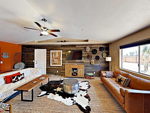 Rawhide Ranch - Walk to Pappy and Harriet's with Hot Tub! home, Yucca Valley (Foto 8)