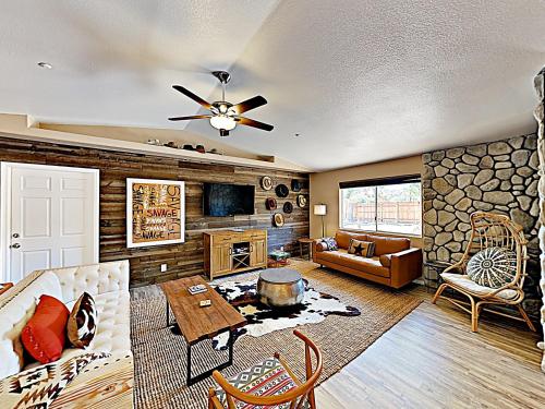 Rawhide Ranch - Walk to Pappy and Harriet's with Hot Tub! home, Yucca Valley (Foto 9)