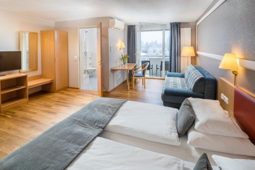 1 queen bed, 1 sofa bed