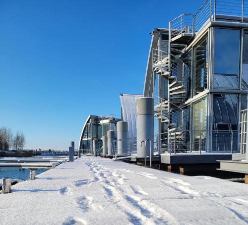 schwimmendes Ferienhaus Sky - Accommodation - Elsterheide