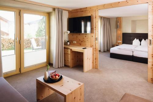 1 queen bed, 1 sofa bed