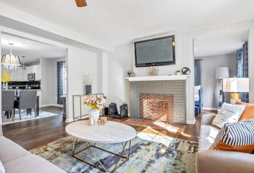 Contemporary 3BR Home with Private Hot-Tub
