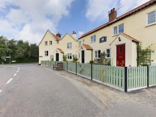 Two Bedroom Cottage (rural setting with good Access links) - Apartment - Grantham