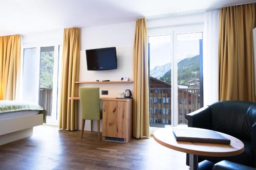 Standard Double Room with Mountain View