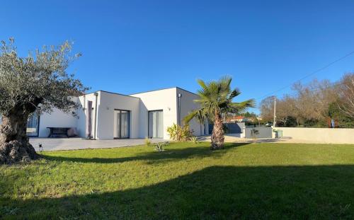 new architect villa with large terrace and patio 800 m from the sea