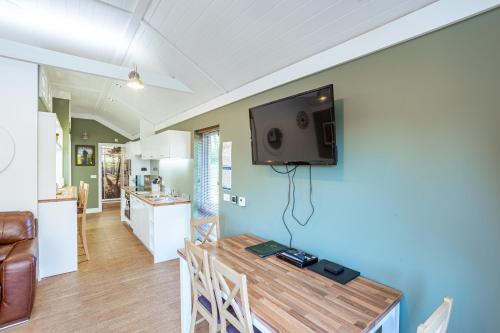 Dapur, Squirrel Lodge 42 with Hot Tub in Newton Stewart