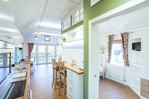 Dapur, Squirrel Lodge 42 with Hot Tub in Newton Stewart