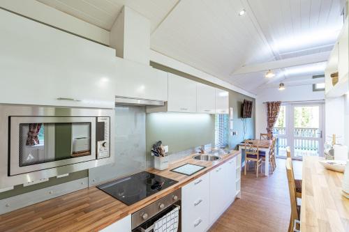 Dapur, Squirrel Lodge 42 with Hot Tub in Newton Stewart