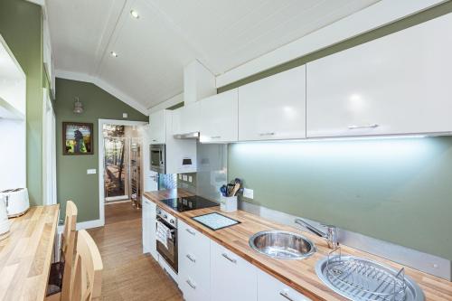 Dapur, Squirrel Lodge 42 with Hot Tub in Newton Stewart