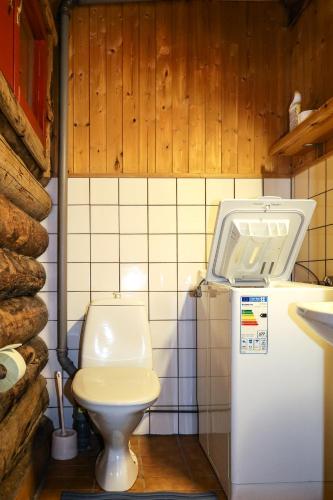 Otso, kahden makuuhuoneen kelomökki, lukuisten polkujen, polkupyöräreitin sekä kalaisan tunturilammen vieressä, Syöte (photo 6)