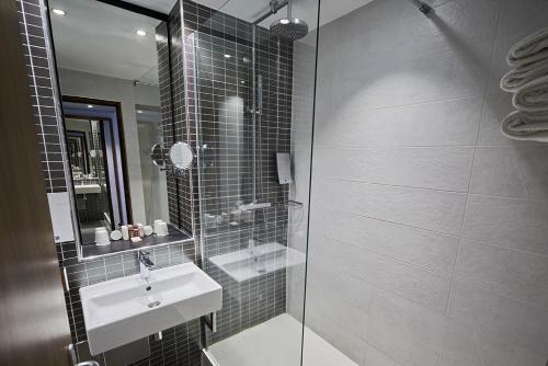 Standard Queen Room - Top Floor