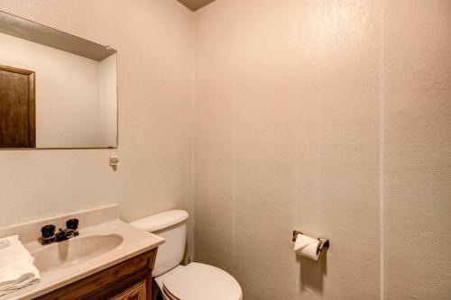 Eagle Creek Retreat 7 Bedrooms Sleeps 23 Game Room Hot Tub Pavilion - image 6