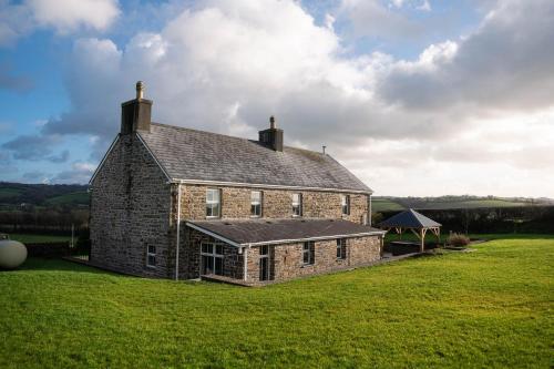 Castell Y Waun- Beautiful and spacious country farmhouse with luxury Hot Tub & Grounds