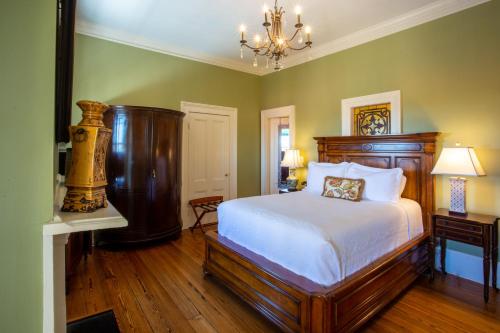Mary Hillyer - Classic Queen room in The Gastonian Historic Inns of Savannah Collection