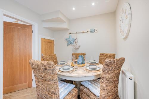 The Bolt Hole -Luxury 3 bed cottage with hot tub! Silverdale