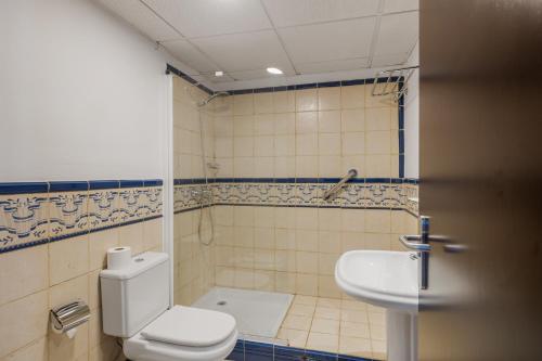 Single Room with Private Bathroom image 9