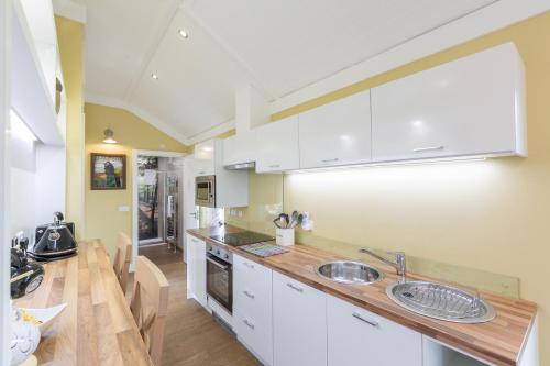 Konyha, Squirrel Lodge 43 with Hot Tub in Newton Stewart
