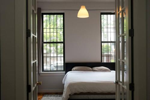 Central 5BR Duplex w/ Patio for 14 guests