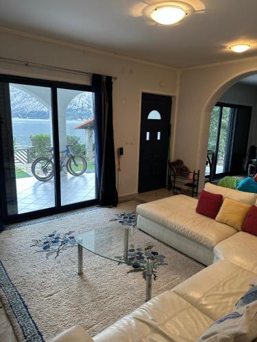 House with front garden and amazing view in Prcanj