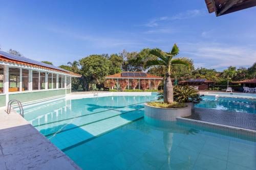 Swimming pool, CASA AMPLA E COMPLETA! 4 SUITES, WI-FI, TV, CHURRASQUEIRA, CONDOMINiO ALTO PADRAO - MANGUINHOS in Vila Luiza