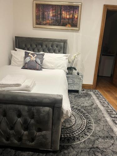 TJ Homes - Luxury Studio Suite with Garden View - Next to tube station London 2