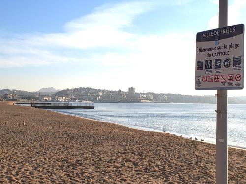 Frejus Plage Le Capitole T2 35m2 Climatise balcon near Le Provencal