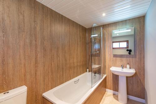 Lady Galloway Lodge 27 with Hot Tub Newton Stewart - image 9