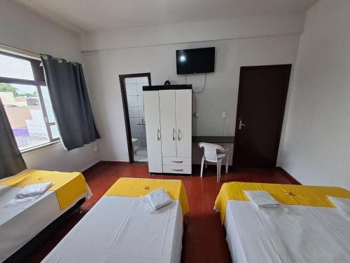 1 king bed, 2 twin beds