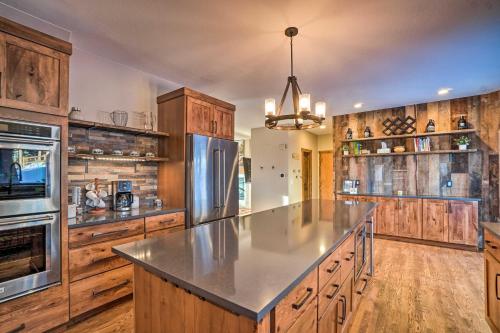 Expansive Evergreen Home with Hot Tub and Deck! in Evergreen (CO)