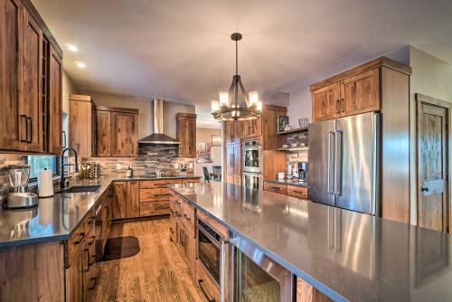 Expansive Evergreen Home with Hot Tub and Deck! in Evergreen (CO)