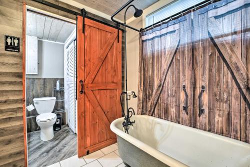 Pet-Friendly Bartlett Farmhouse with Deck! in Hanover Park (IL)