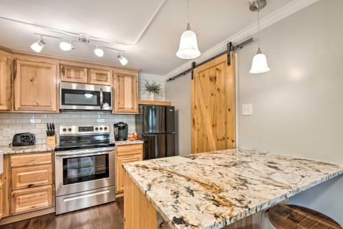11 Mi to Denver Zoo: Lakewood Studio w/ Fire Pit! in Cherry Creek