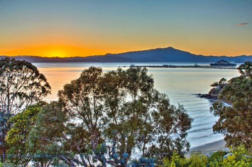 Luxury Studio with Hot Tub and San Francisco Bay Views