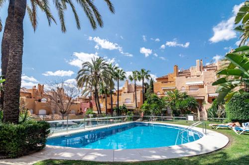 Tropical Palmy 3 bedroom Townhouse in Nueva Andalucia close to Puerto Banus - image 4