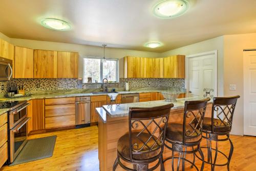 Hillside Anchorage Home by Hiking and Biking Trails! in 기타