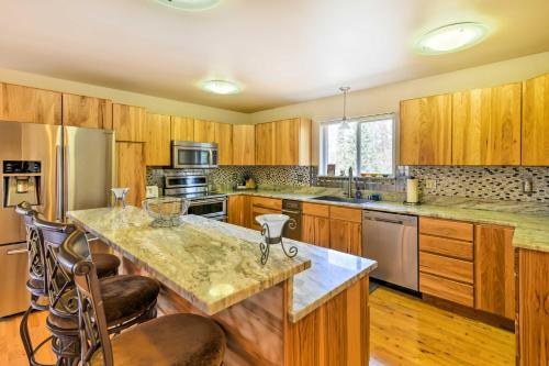 Hillside Anchorage Home by Hiking and Biking Trails! in 기타