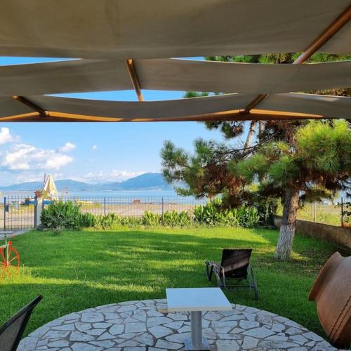 정원, Silver Cape Raches on the sea in 라카이