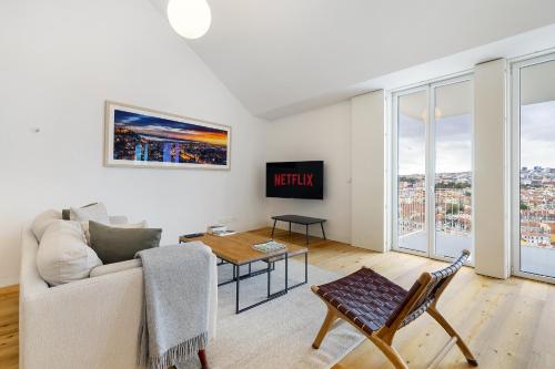 WHome City View Penthouse Luxurious Living in Lisbon with AC & Elevator, Lisboa