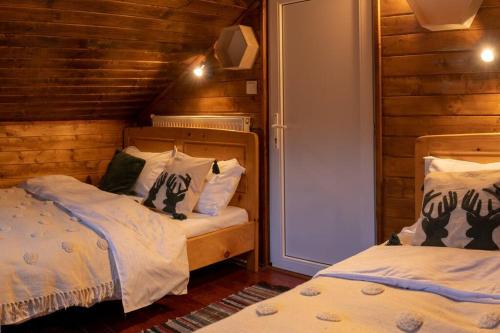 Biniște -Tiny House by the river (Biniste -Tiny House by the river) in Dejani