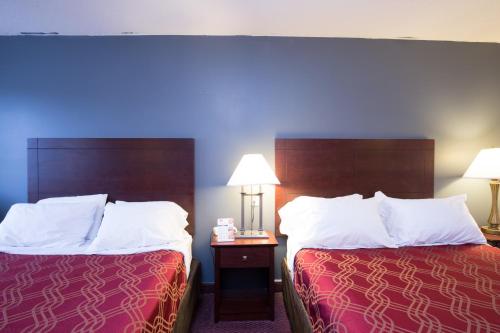 Econo Lodge Merrill - image 9
