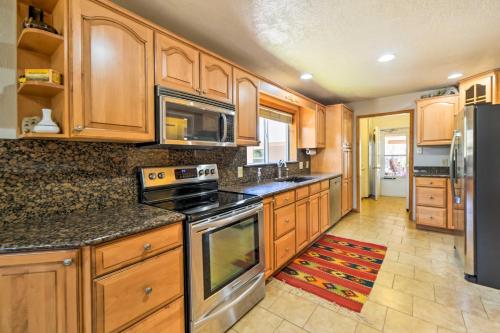 Spacious Mancos Home with Furnished Deck and Yard! in แมนคอส (โคโลราโด)