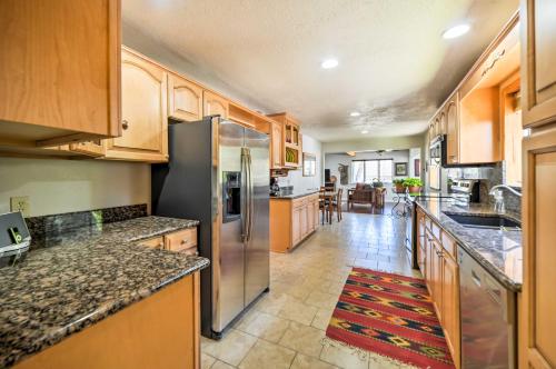 Spacious Mancos Home with Furnished Deck and Yard! in แมนคอส (โคโลราโด)