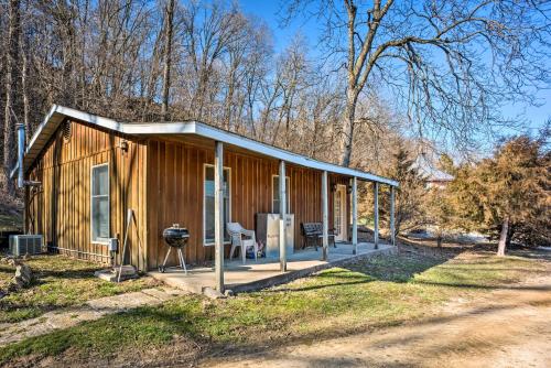 The Burgundy Cabin Iowa Retreat Pond and Fire Pit in Spragueville, USA
