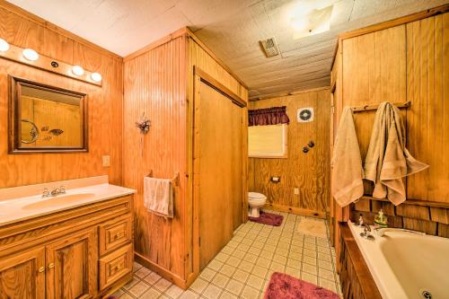 Cozy Spragueville Studio Cabin by Maquoketa River - image 11