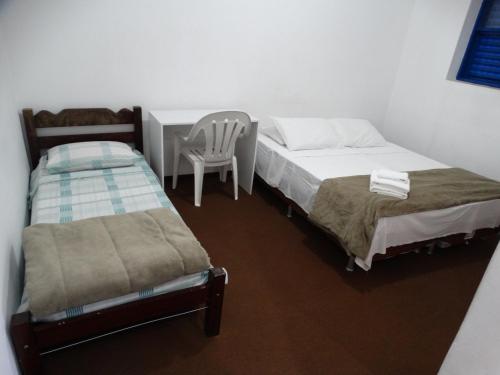 1 queen bed, 1 twin bed