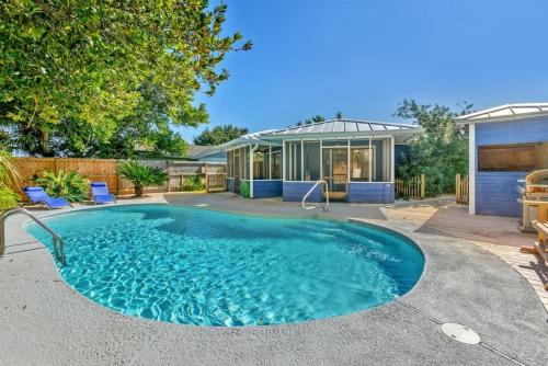 Blue Lagoon with Private Pool, Screened Porches off Suites, 2 Blocks to Beach photo 4