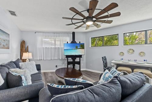 Blue Lagoon with Private Pool, Screened Porches off Suites, 2 Blocks to Beach photo 3