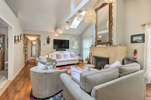 Cute East Hampton Cottage with Patio - Walk to Beach in East Hampton, USA