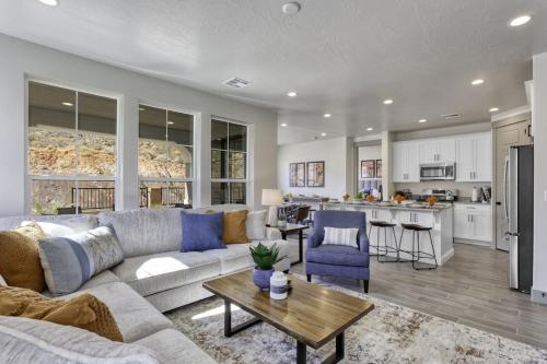 Escondido 2323 Sleeps 19, Ping Pong table, High speed internet- near Sand Hollow and Quail Creek